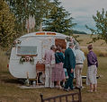 Photo de la caravane durant un mariage avec les invités devant