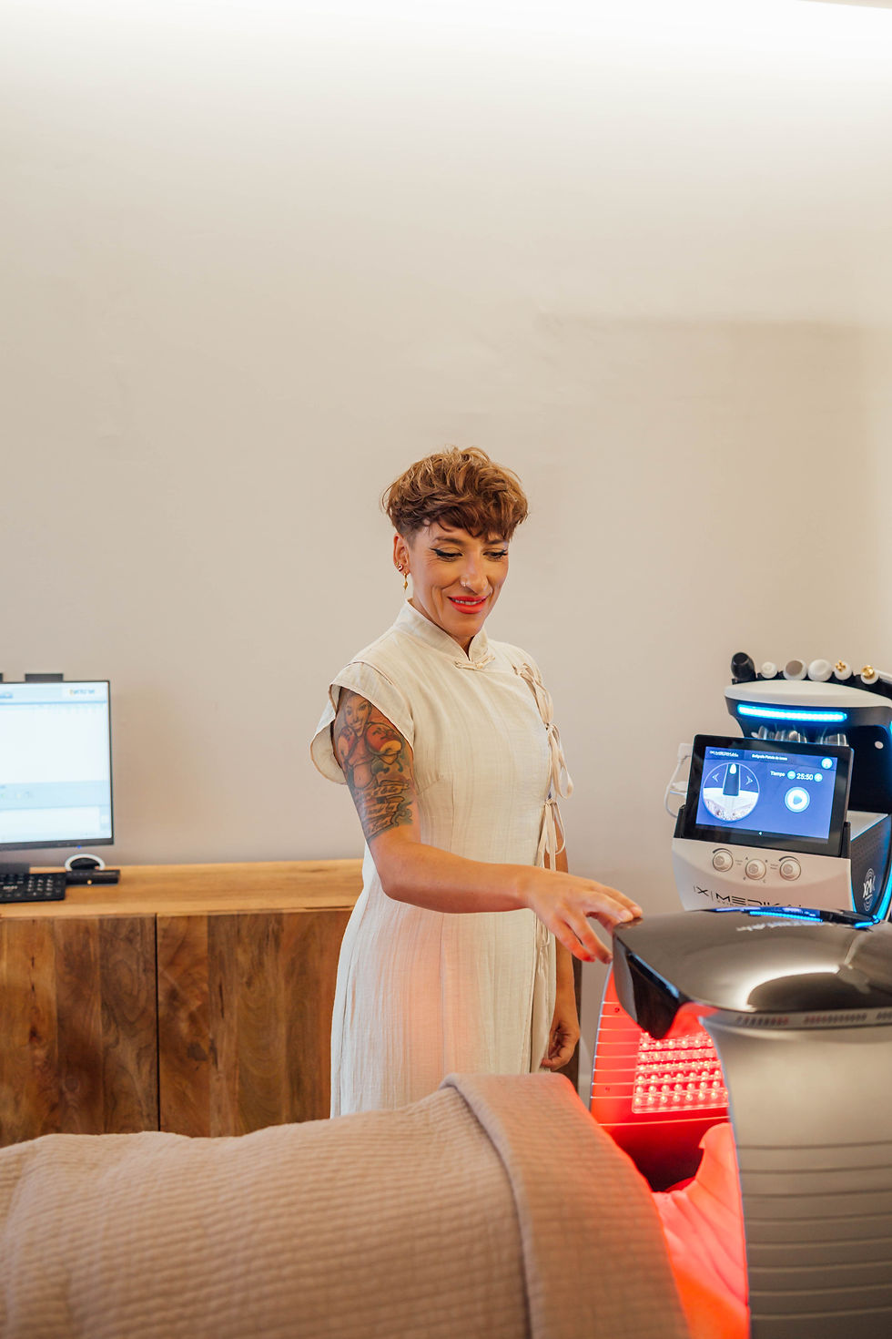 Técnico de medicina estética que realiza un tratamiento con luz led roja sobre pacientes en nuestra clínica estética en Aguadulce