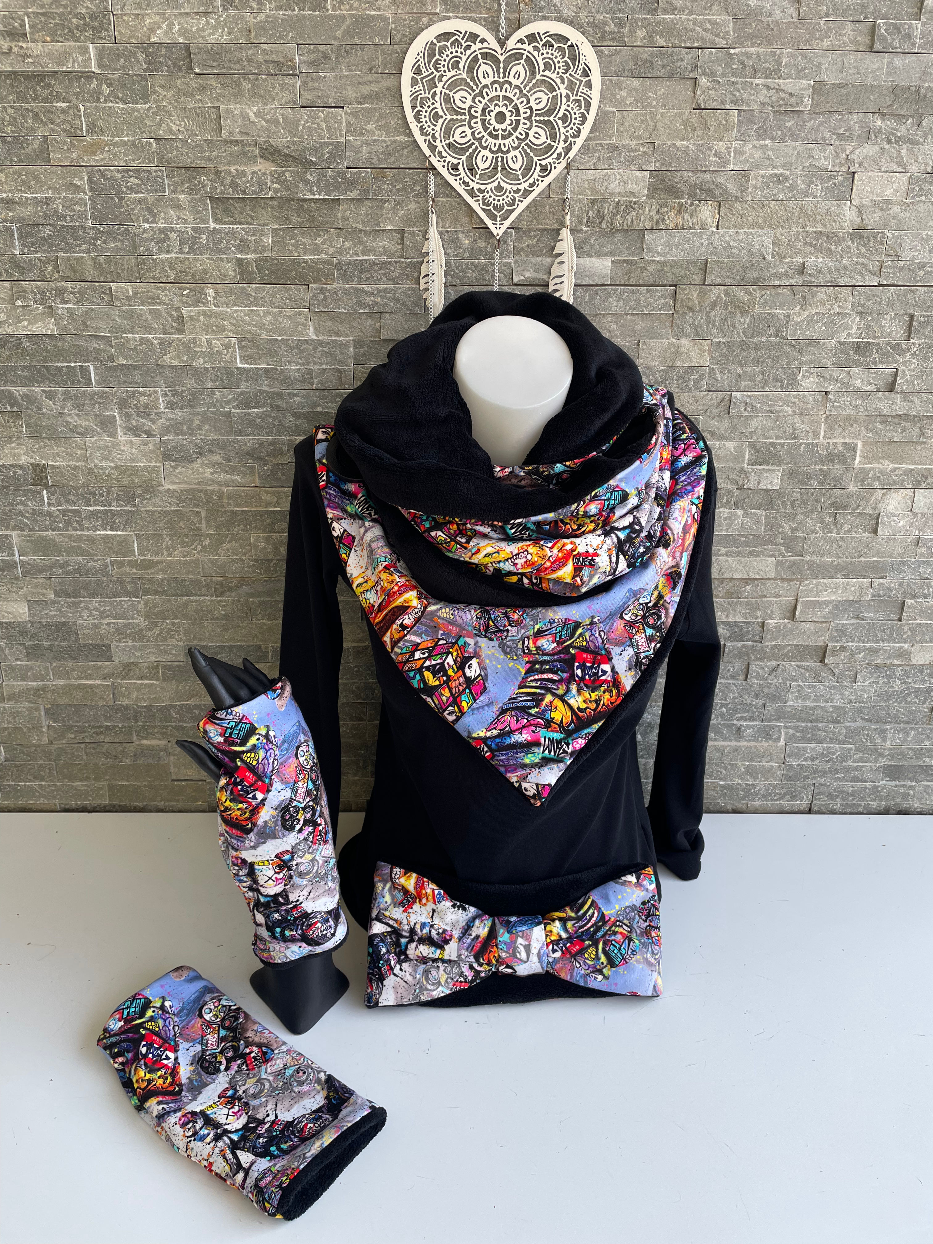 Echarpe bouton "Graffitis" avec les options mitaines et bandeau