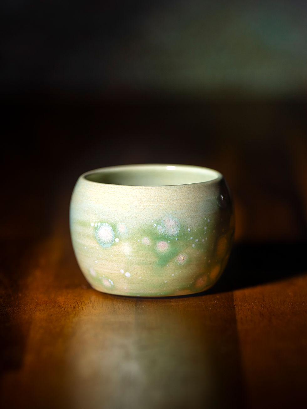 Tasse à café "Jungle" Pots d'Ania. Céramique artisanale, teintes vertes tropicales, émail sauvage. Forme sphérique.