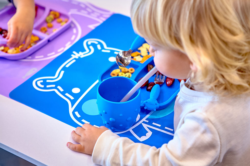 Kind mit Kinderbesteck beim Essen