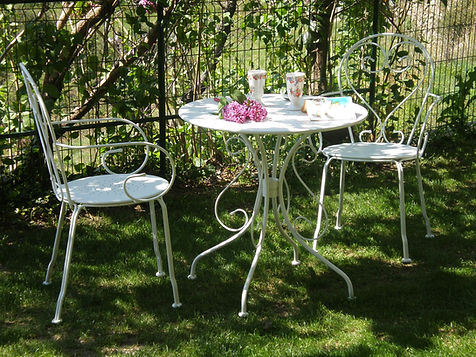 La magnanerie petite table dans jardin.