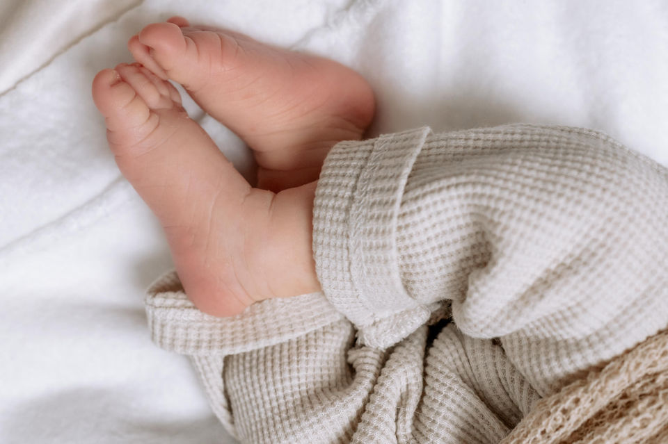 Babyfotograf bei Kassel fotografiert Neugeborenes Baby im Studio bei Kassel