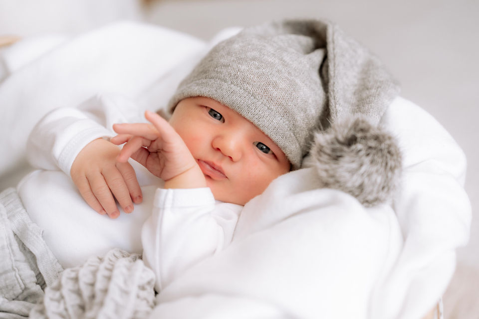 Babyfotograf bei Kassel fotografiert Neugeborenes Baby im Studio bei Hann. Münden
