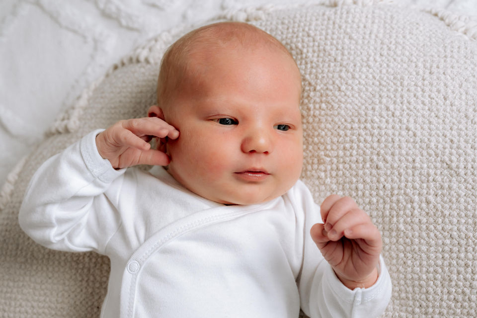 Babyfotograf bei Kassel fotografiert Neugeborenes Baby im Studio bei Vellmar