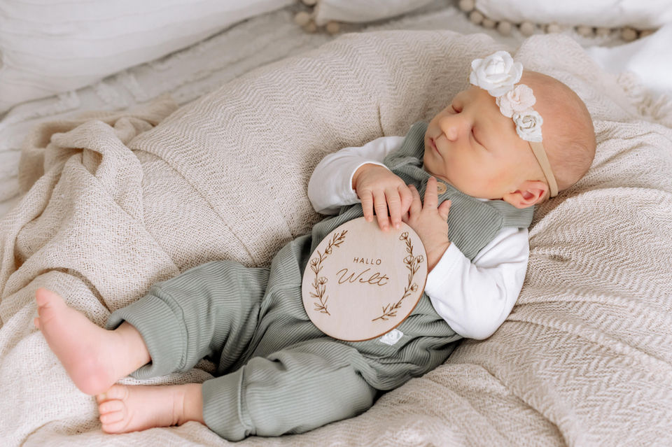 Babyfotograf bei Kassel fotografiert Neugeborenes Baby im Studio bei Kassel