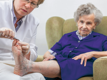 Zdravotní pedikúra u seniorů. Proč je dobré jí neopomíjet?