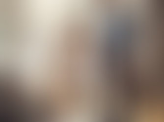 Rodiče loučící se s dítětem v moderním bytě před odchodem do práce, symbolizující konec rodičovské dovolené a návrat do zaměstnání.