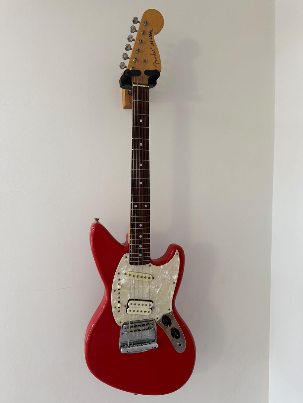 Front view of Fender Kurt Cobain Jag-Stang - Fiesta Red