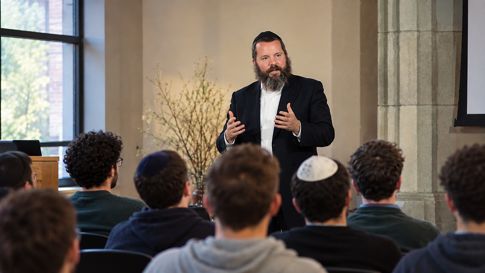 Rabbi előadást tart fiatal egyetemisták előtt egy modern közösségi térben