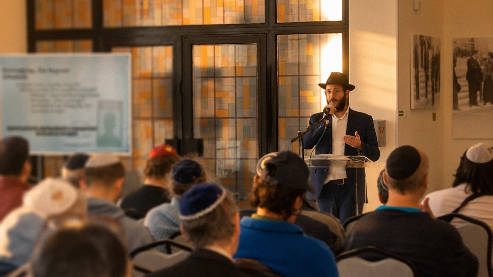 Rabbi előadást tart mikrofonnal