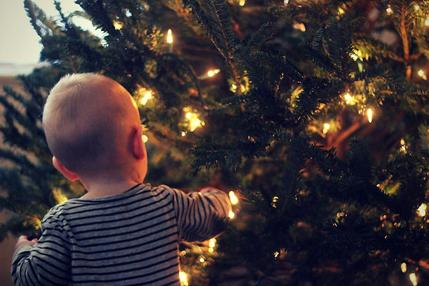 Criança com árvore de Natal