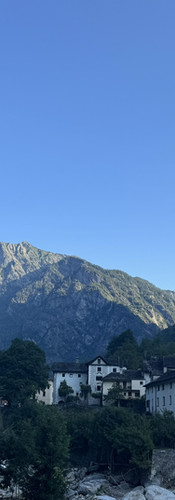 Panorama de Prato-Sornico avec la chaîne de montagnes en arrière-plan