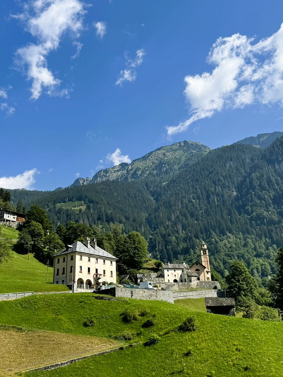 Vue de Cerentino sur la montée vers Bosco/Gurin