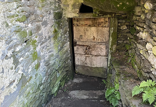 Treppe zur Grotte, welche als Weinkeller und Lagerkeller genutzt wird