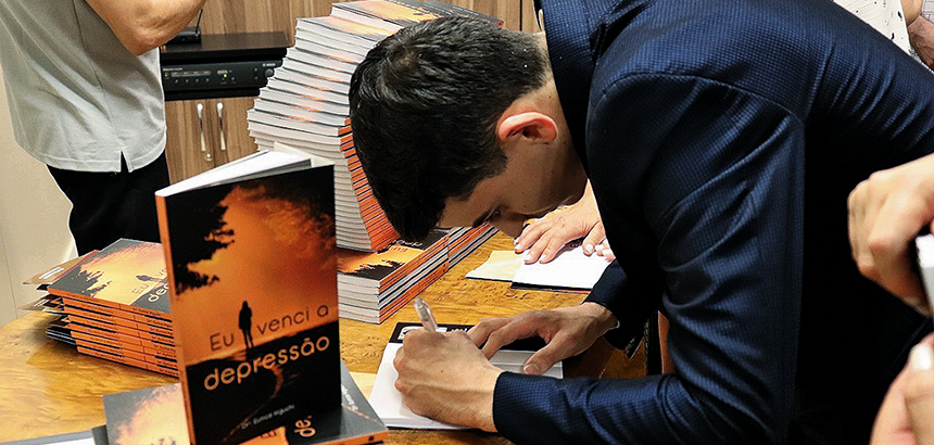Dudu Camargo distribui o livro Eu venci a Depressão | Fonte: Folha Universal