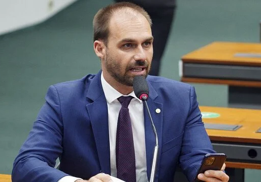 A Ordem de Retorno: Polícia Federal convoca Eduardo Bolsonaro para reassumir cargo.