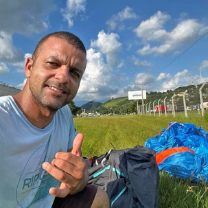 Acidente de asa-delta em São Conrado deixa um morto e uma turista ferida.