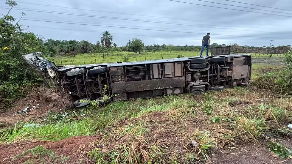 Ônibus tombou na BR-174, na região de Caracaraí, município ao Sul de Roraima. — Foto: PRF/Divulgação