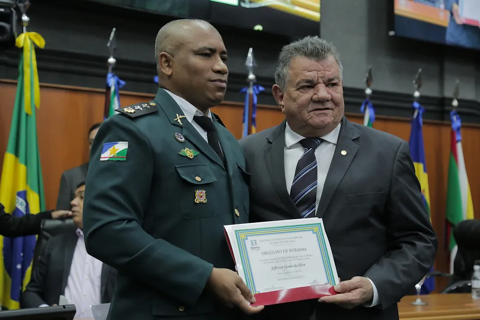 Capitão da Polícia Militar Jefferson Gomes da Silva e o deputado estadual Gabriel Picanço (da esquerda para a direita). — Foto: Ale-RR/Divulgação