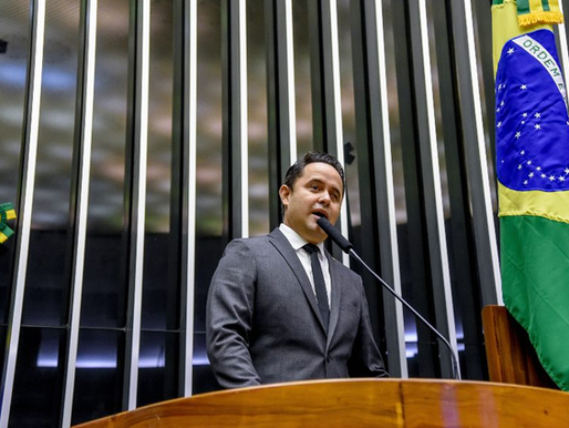 Justiça de Roraima condena deputado Gabriel Mota por ofensas em grupo de WhatsApp.