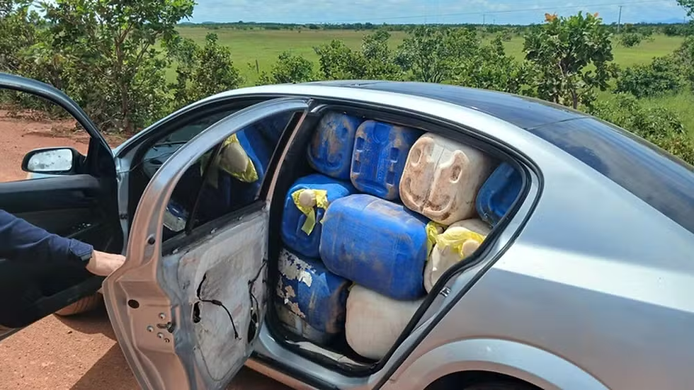 PF prende homem transportando 1,6 mil litros de querosene clandestino na fronteira em Bonfim.