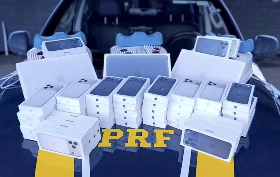 Carga com 54 iphones e três Macbooks foram apreeendidos durante fiscalização da PRF em Boa Vista — Foto: PRF/Divulgação