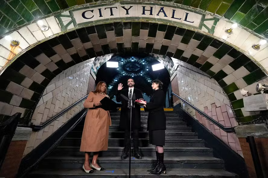 Zohran Mamdani faz o juramento ao lado de sua esposa Rama Duwaji e da procuradora-geral de Nova York Letitia James, na Estação Old City Hall - 01/01/2026.