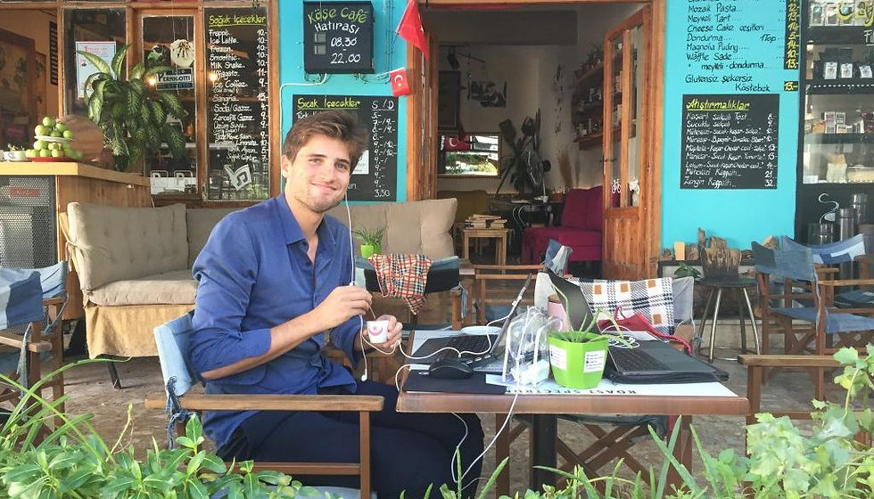 digital nomad lifestyle image