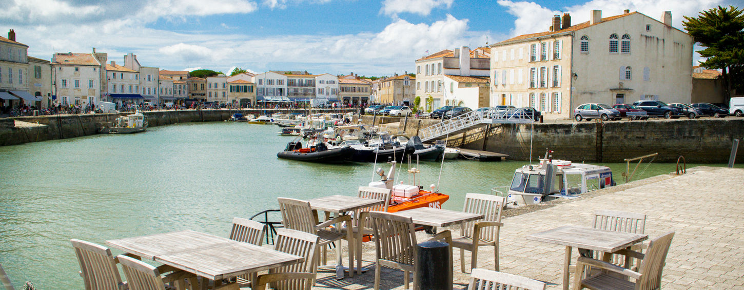 The terrace of a restaurant at the port of Saint-Martin-en-Ré, on the Île de Ré
