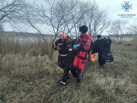 У Динівцях з-під криги врятували рибалок