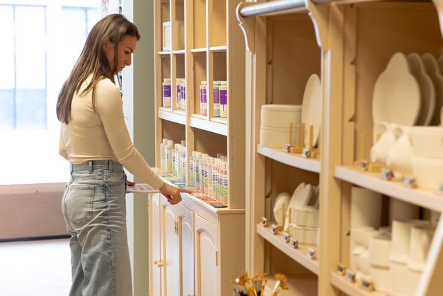 Vrouw kiest verf voor keramiek schilderen Tilburg