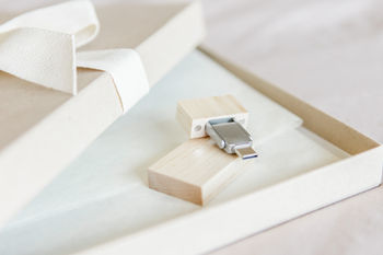 Meliza Orellana Photography_Family Photography_Vancouver Family Photographer_USB close-up shot inside a gift box