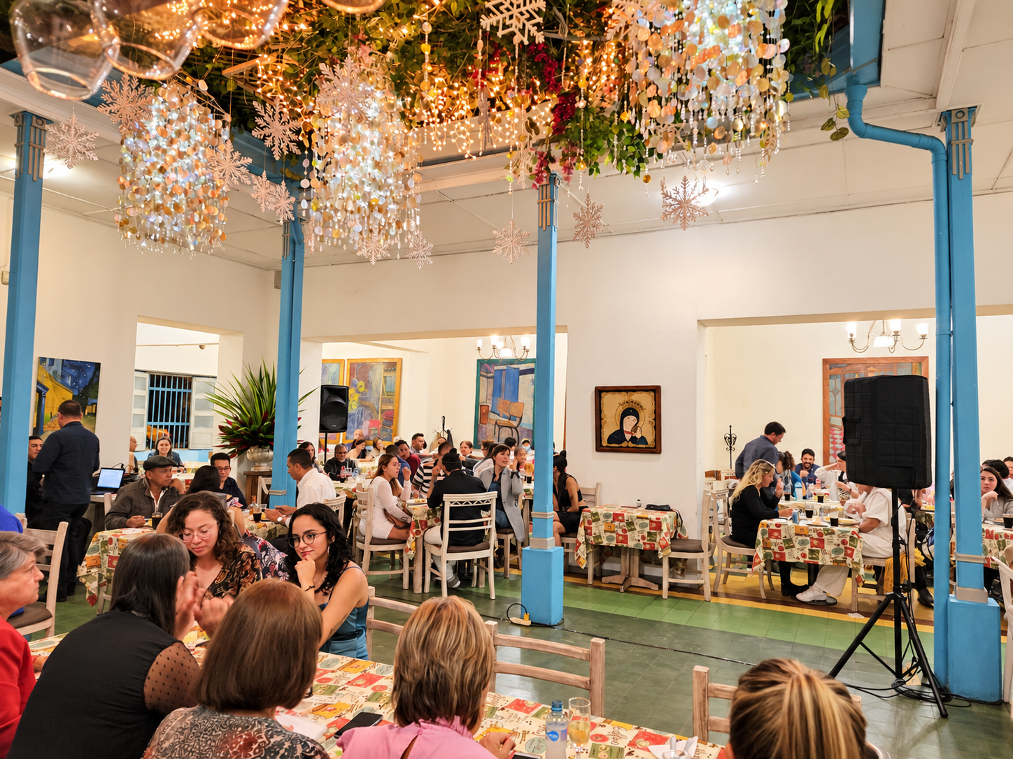 Invitados reunidos durante un evento en el salón de L’Antigua