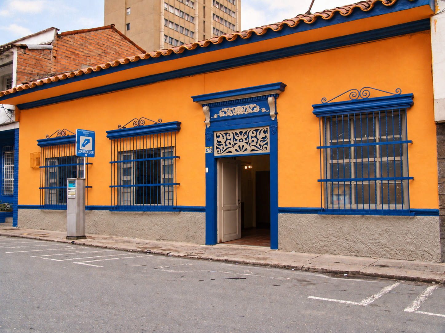 Fachada de nuestra casa anterior con un recorrido en video en la puerta