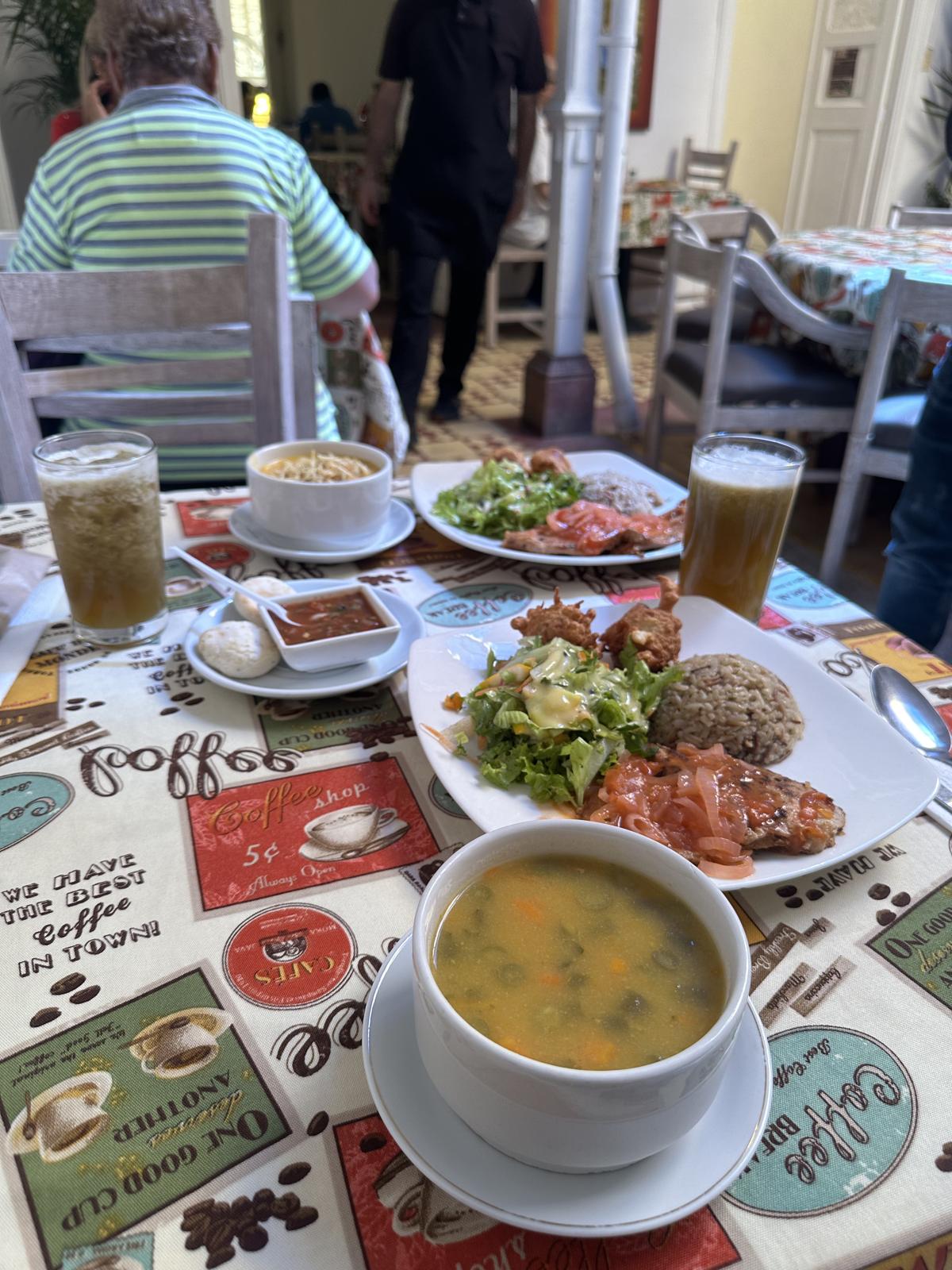 Platos servidos en una mesa con comensales en el salón del restaurante