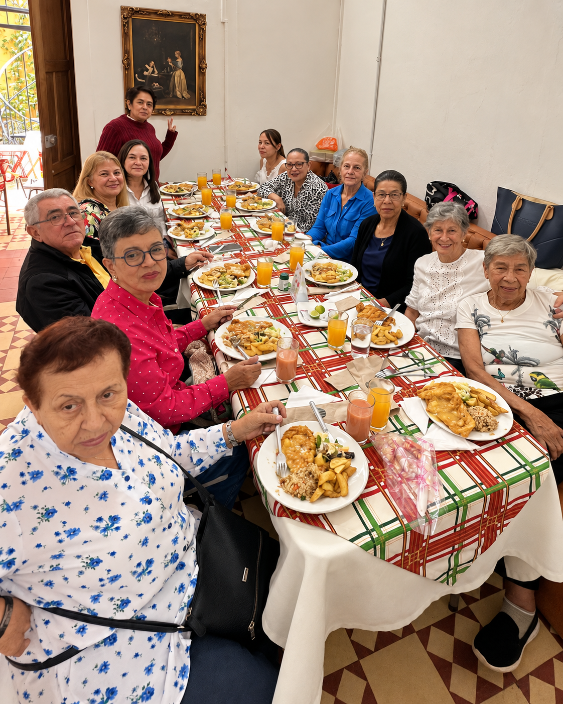 Grupo numeroso compartiendo un almuerzo en L’Antigua