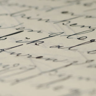 texto escrito a mano con caligrafía antigua de color negro