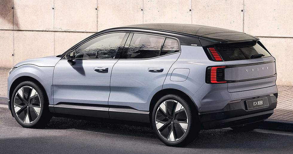 Volvo EX30 elettrica vista posteriore laterale con gruppi ottici verticali noleggio lungo termine