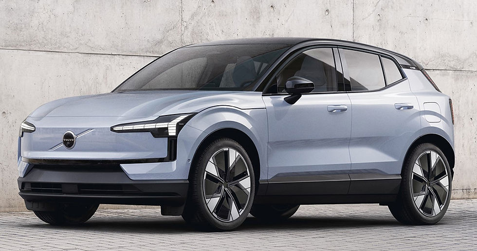 Volvo EX30 P5 Long Range Core elettrica grigio chiaro vista anteriore laterale a noleggio lungo termine