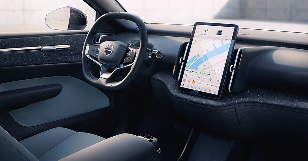 Interni Volvo EX30 Core con volante Volvo e grande display centrale verticale