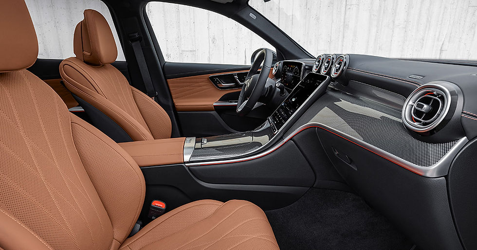 Abitacolo Mercedes GLC 220 d 4MATIC con sedili anteriori marroni, plancia e consolle centrale