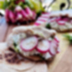 Sandwich de pique nique au pesto, radis et fromag efrais