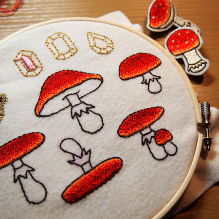 2012-手刺繍ブローチ-ベニテングダケ