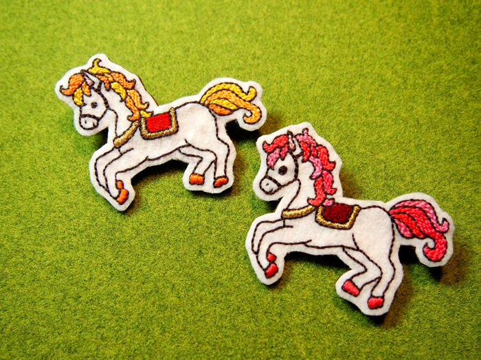 2012-手刺繍ブローチ-木馬
