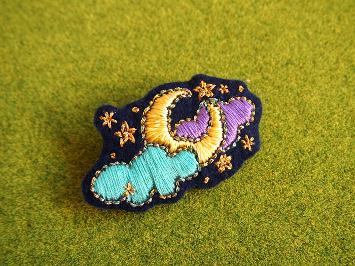 2012-手刺繍ブローチ-月明かり