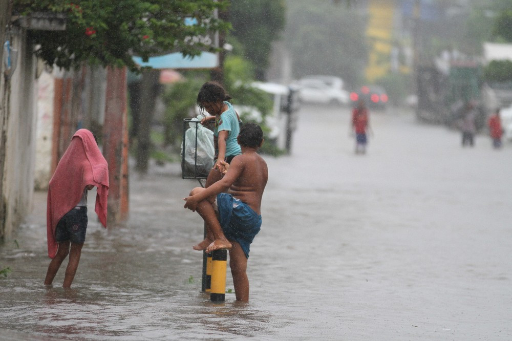 Passageira resgatada em dia de chuva no Recife (Foto: Reprodução/TV Globo)