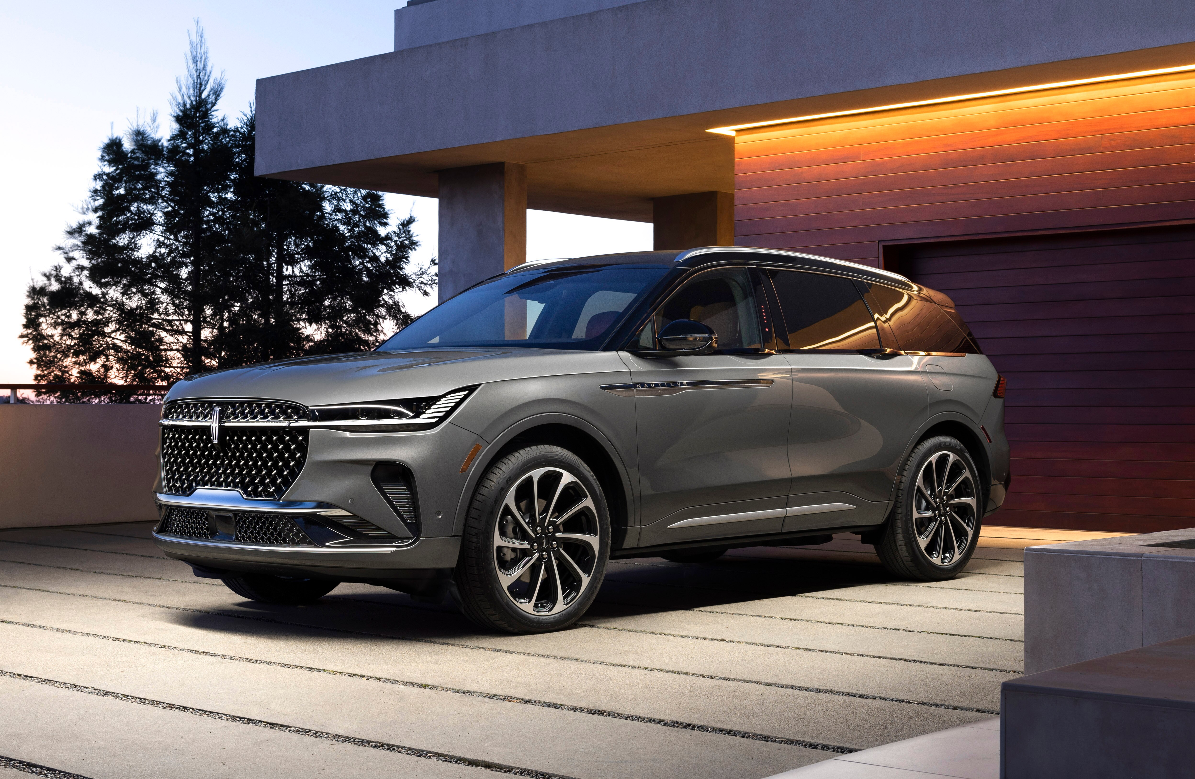 Lincoln Nautilus Hybrid Makes Luxury Feel More Practical