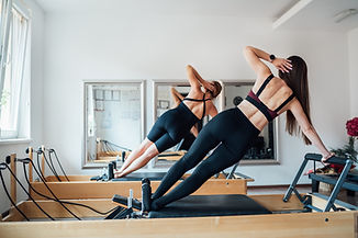 Il Reformer infatti permette di eseguire semplici esercizi dello stretching ed esercizi come affondi o squat per tonificare i glutei e migliorare l'equilibrio.