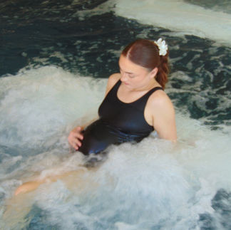 Future maman profitant d’un bain relaxant en balnéothérapie